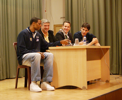Carlos Suarez y Larry Lewis ense&ntilde;an a alimentarse en el colegio Pureza de Mar&iacute;a
